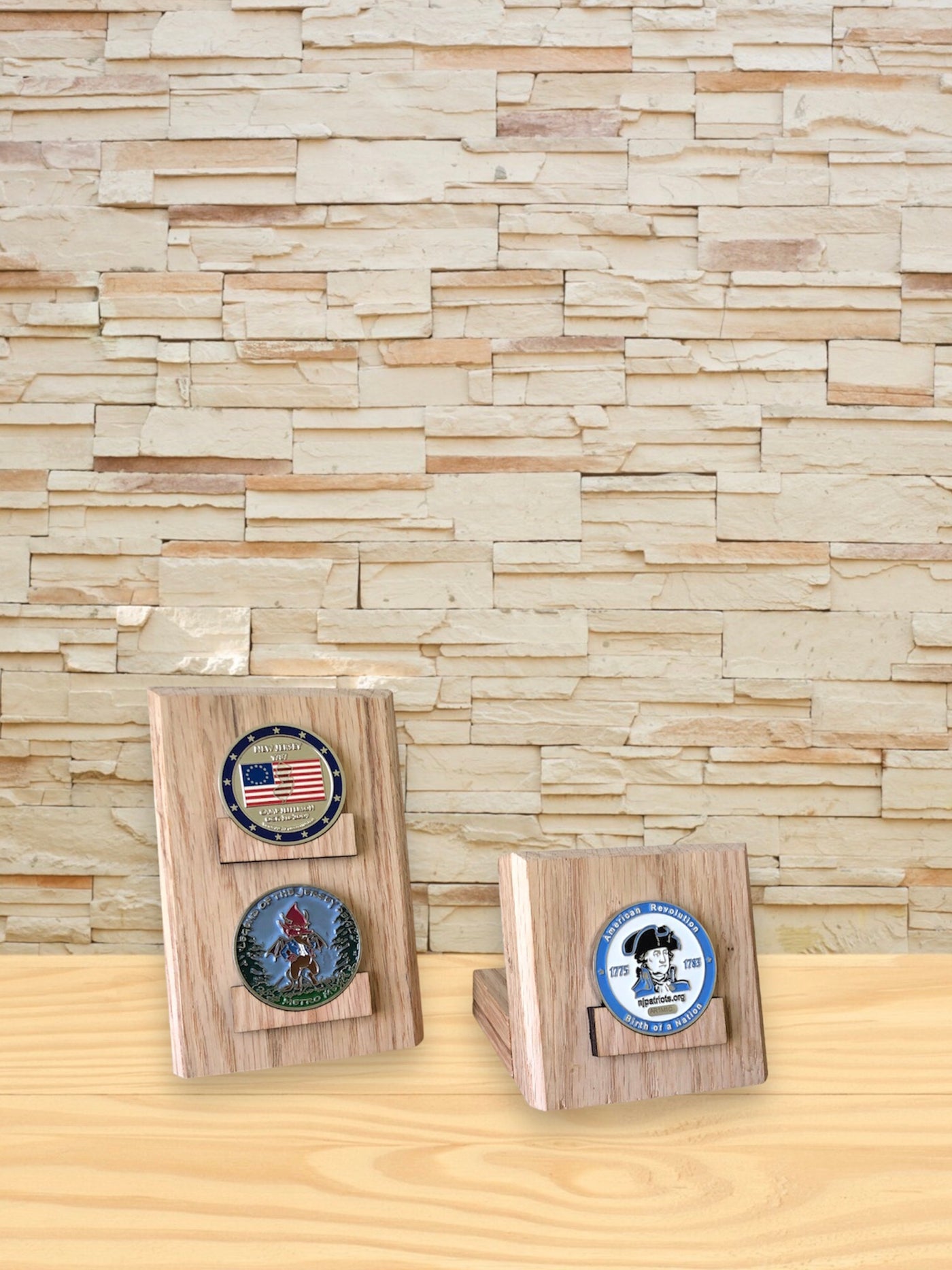 geocoin aufbewahrung Geocoin Tabletop Oak Display – Cache Craft